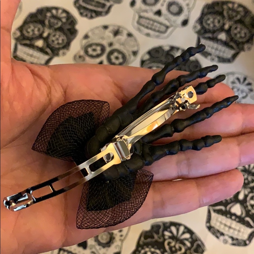 Black skeleton hand hair clip with blue jewel 💎 - Picture 14 of 16